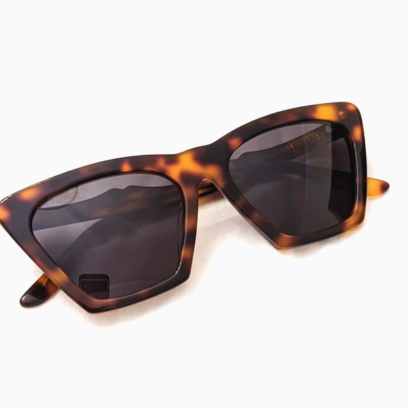 Illesteva Lisbon Sunglasses in Havana / Grey - Picture 6 of 11